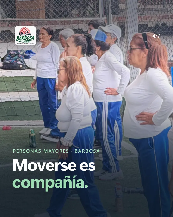 Moverse es compañía. Un grupo de mujeres mayores conversa de pie en la cancha, con las manos en la cintura.
