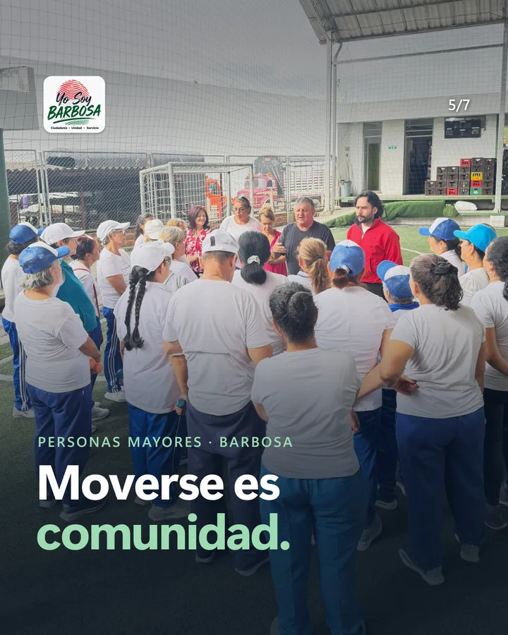 Moverse es comunidad. Personas mayores reunidas en círculo escuchan a quien les habla en el centro.