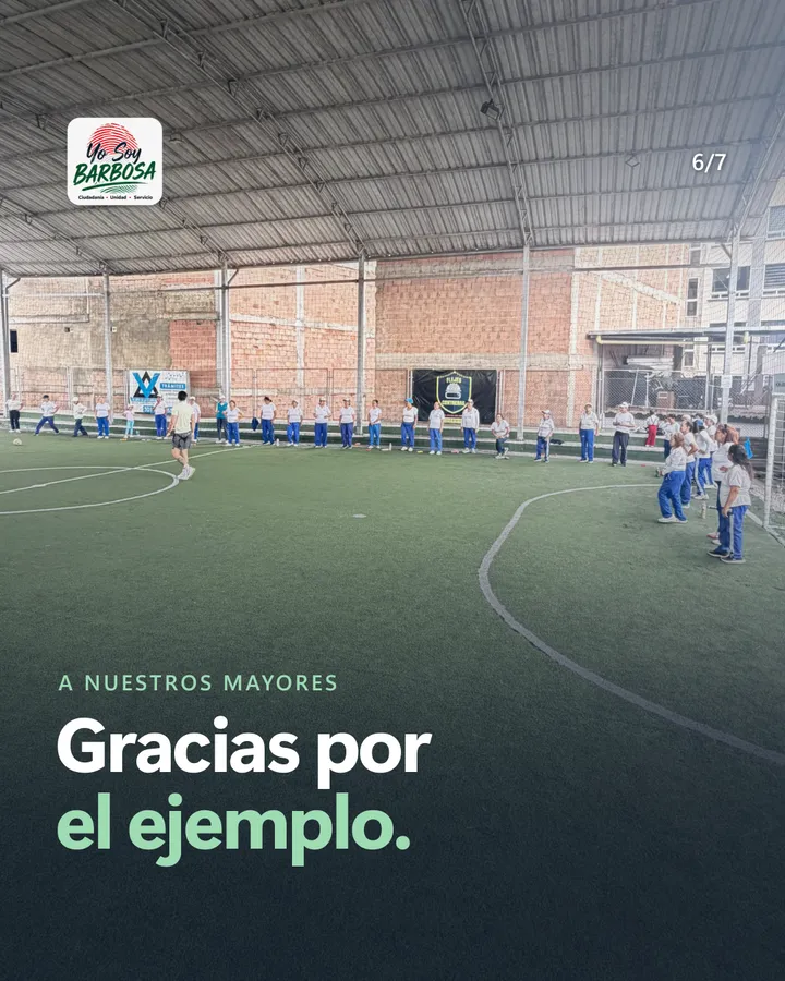 Gracias por el ejemplo. Vista amplia de una cancha cubierta con una larga fila de personas mayores haciendo ejercicio.